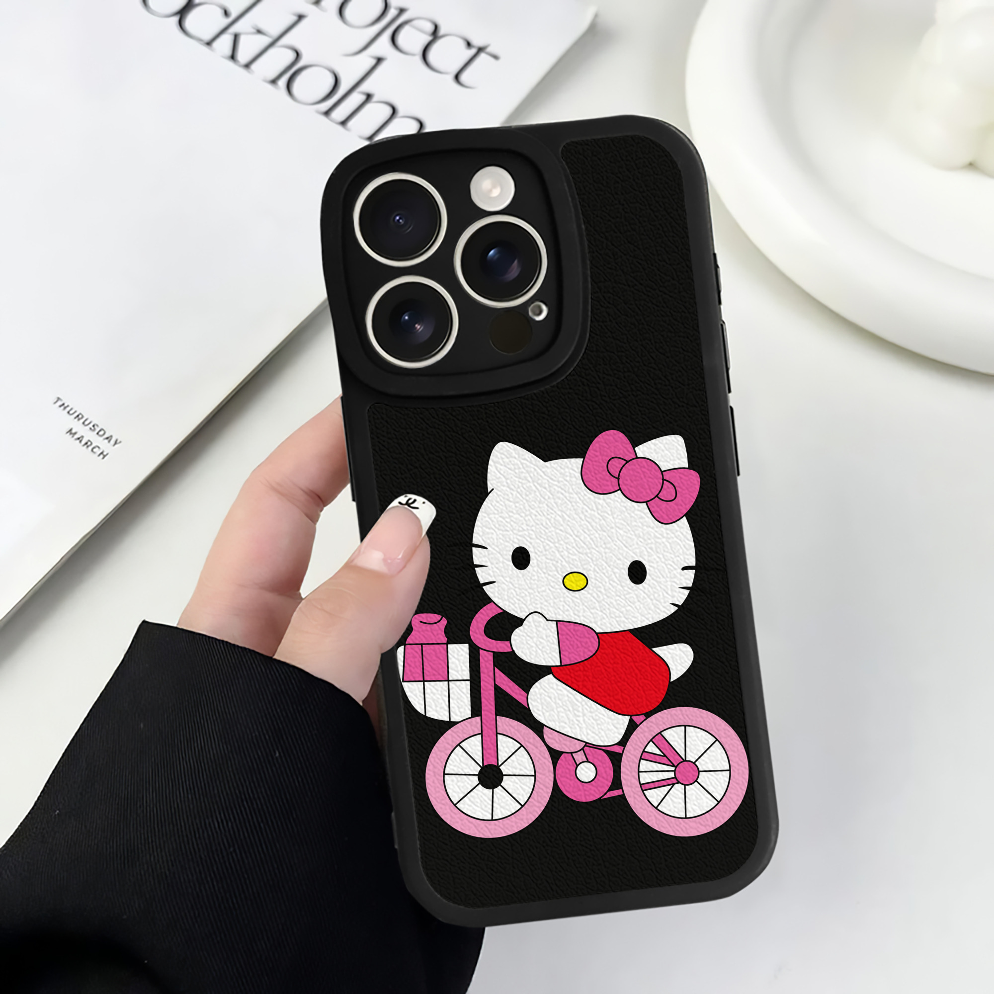 （画像用） Hello Kitty ハローキティ 【iPhone 16シリーズ対応】シリコンスマホケース（レザー調） 材質：シリコン